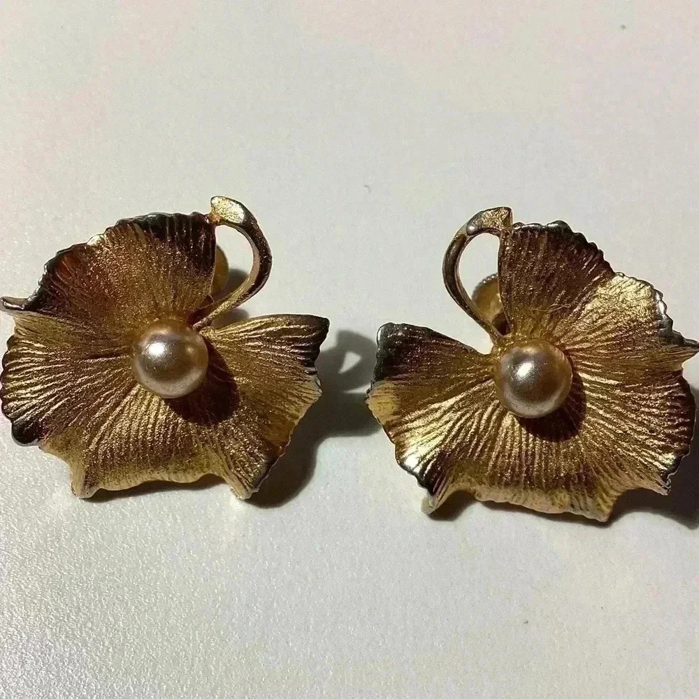 VINTAGE CORO GOLD TONE LEAF EARRINGS FAUX PEARL - Picture 4 of 5